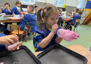 dzieci podczas warsztatów sensorycznych EKSPERCI SLIME