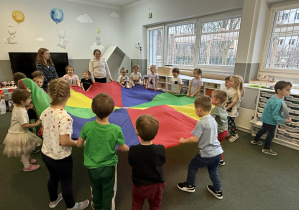 zabawa z chustą Klanza prowadzona przez wolontariuszki ze S.P.164