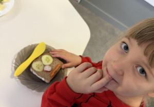 dzieci przygotowują "misiowe" kanapki