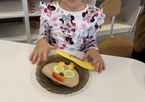 dzieci przygotowują "misiowe" kanapki