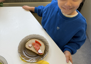 dzieci przygotowują "misiowe" kanapki