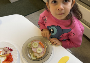 dzieci przygotowują "misiowe" kanapki