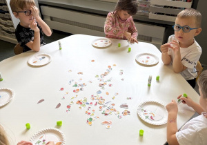 dzieci podczas warsztatów z dietetykiem wykonują "zdrowy talerzyk"