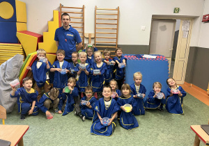 Dzieci podczas zdjęcia grupowego na sali gimnastycznej podczas warsztatów