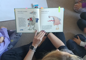 Pani bibliotekarka czyta dzieciom o Awanturelli
