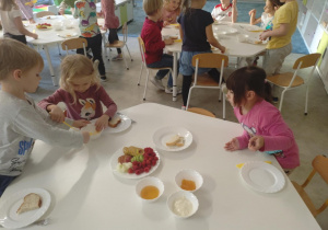 Dzieci szykujące dla siebie podwieczorek