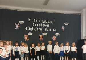 Dzieci występujące z okazji Dnia Edukacji Narodowej