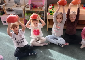 Dzieci prezentują przyniesione do przedszkola dynie
