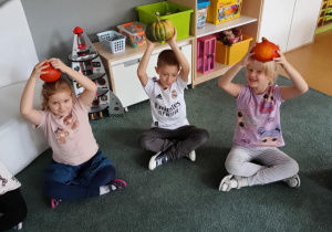 Dzieci prezentują przyniesione do przedszkola dynie