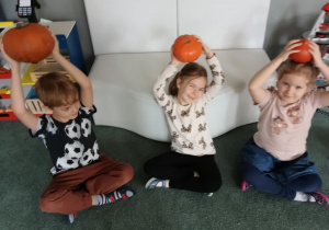Dzieci prezentują przyniesione do przedszkola dynie
