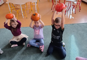 Dzieci prezentują przyniesione do przedszkola dynie