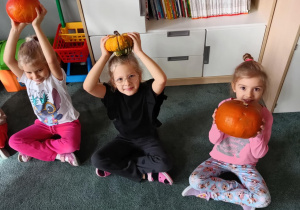 Dziewczynki prezentują przyniesione do przedszkola dynie
