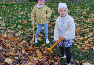 Dziewczynki pozują do zdjęcia w jesiennym ogrodzie przedszkolnym