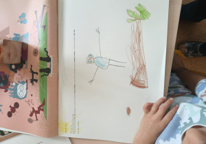 Obrazek dziecka przedstawiający wyobrażenie świata głoski i litery wokół dźwięku "t" - Trach, Trzask