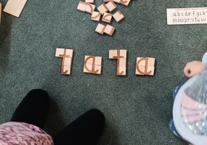 Ułożony z klocków wyraz "tata"