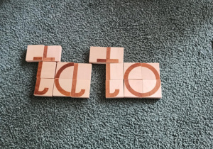 Ułożony z klocków wyraz "tato"
