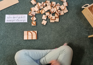 Ułożona z klocków mała litera pisana "m"