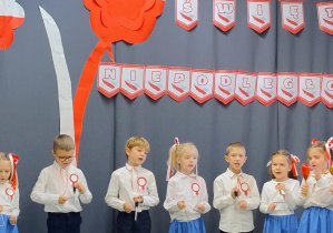 Dzieci grają na trójkątach