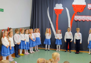 Dzieci podczas śpiewania hymnu państwowego