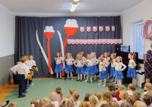 Dzieci podczas inscenizacji pieśni patriotycznej "Przybyli ułani pod okienko"