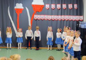 Dzieci podczas występu z okazji Narodowego Święta Niepodległości