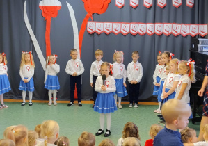 Dzieci podczas występu z okazji Narodowego Święta Niepodległości