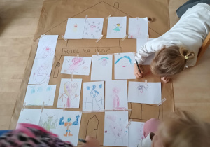 Praca plastyczna z rysunkami dzieci przedstawiająca Hotel dla uczuć