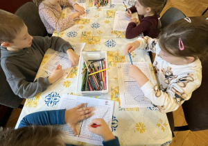 Dzieci rysują zamek królewski