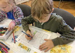 Dzieci rysują zamek królewski