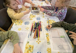 Dzieci rysują zamek królewski