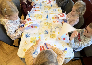 Dzieci wycinają szaty królewskie