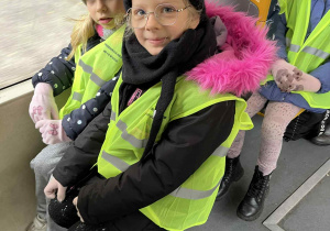 Dziewczynki podczas podróży tramwajem