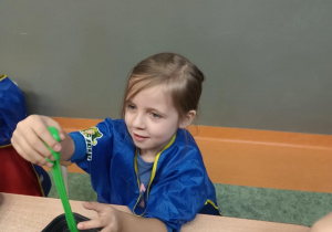 Dziewczynka bawi się własnoręcznie stworzoną masą sensoryczną