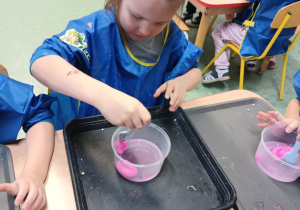 Dziewczynka tworzy masę sensoryczną