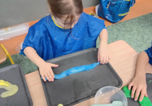 Dziewczynka tworzy masę sensoryczną