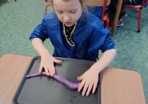 Dziewczynka tworzy masę sensoryczną