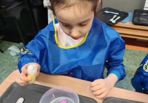 Dziewczynka tworzy masę sensoryczną