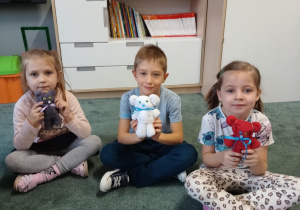 Dzieci ze swoimi misiami wykonanymi z ręczników