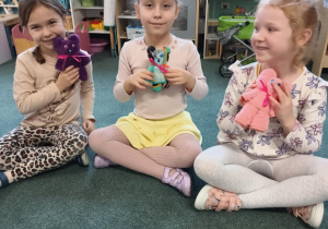 Dziewczynki ze swoimi misiami wykonanymi z ręczników