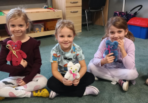 Dziewczynki ze swoimi misiami wykonanymi z ręczników