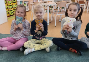 Dziewczynki ze swoimi misiami wykonanymi z ręczników