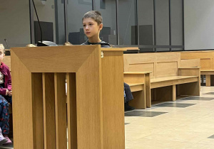 Chłopiec zeznaje jako świadek podczas symulowanej rozprawy sądowej