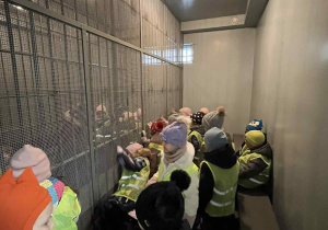 Dzieci zwiedzają celę w areszcie śledczym