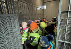 Dzieci zwiedzają celę w areszcie śledczym