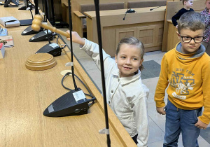 Dziewczynka uderza młotkiem sędziowskim