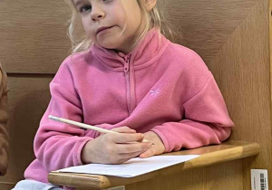 Dziewczynka w roli biegłej sądowej podczas symulowanej rozprawy