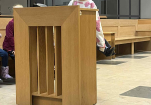 Dziewczynka zeznaje jako świadek podczas symulowanej rozprawy sądowej