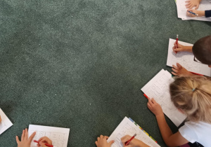 Dzieci zaznaczają w tabeli poznane litery