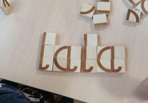 Ułożony z klocków wyraz 'lala"