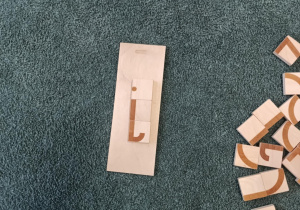 Ułożona z klocków małą litera pisana "i"